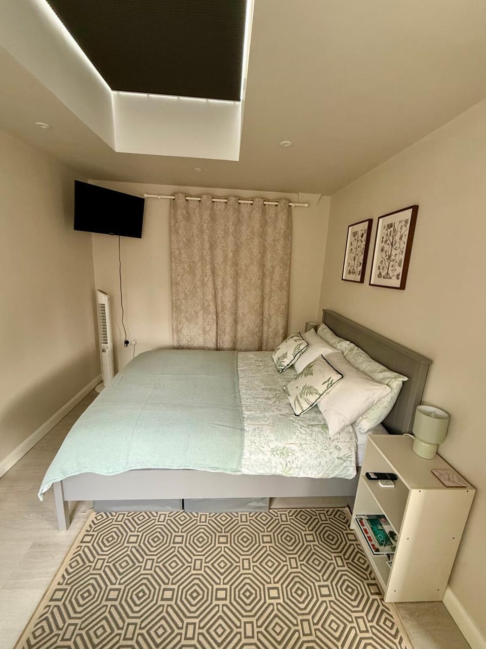 The Bit On The Side, Private Studio, Own Entrance, Free Driveway Parking, 10 min Drive to Bath, Cheap EV point Apartment in Bath