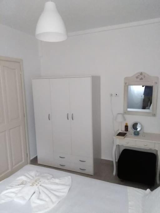 Photo of the whole room, Bedroom, wardrobe