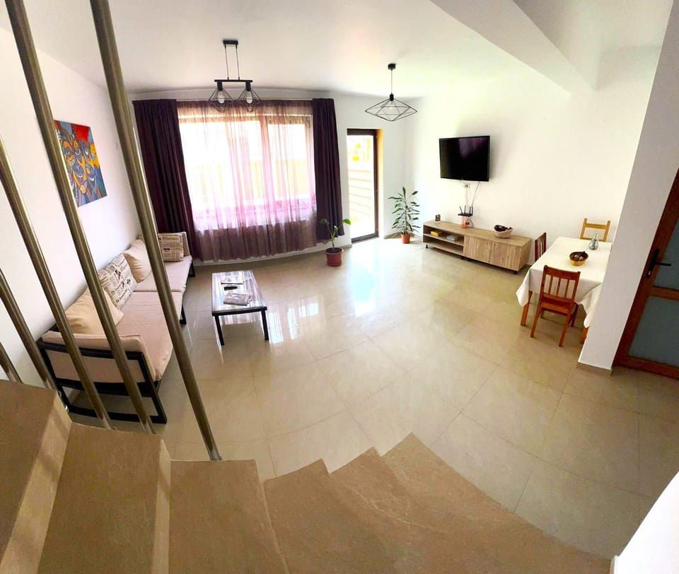 Communal lounge/ TV room, Bed, TV and multimedia, Living room, Photo of the whole room, Seating area, Dining area