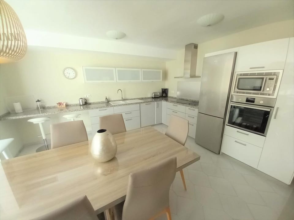 Kitchen or kitchenette, Dining area, dishwasher, minibar, pet friendly, stove, toaster