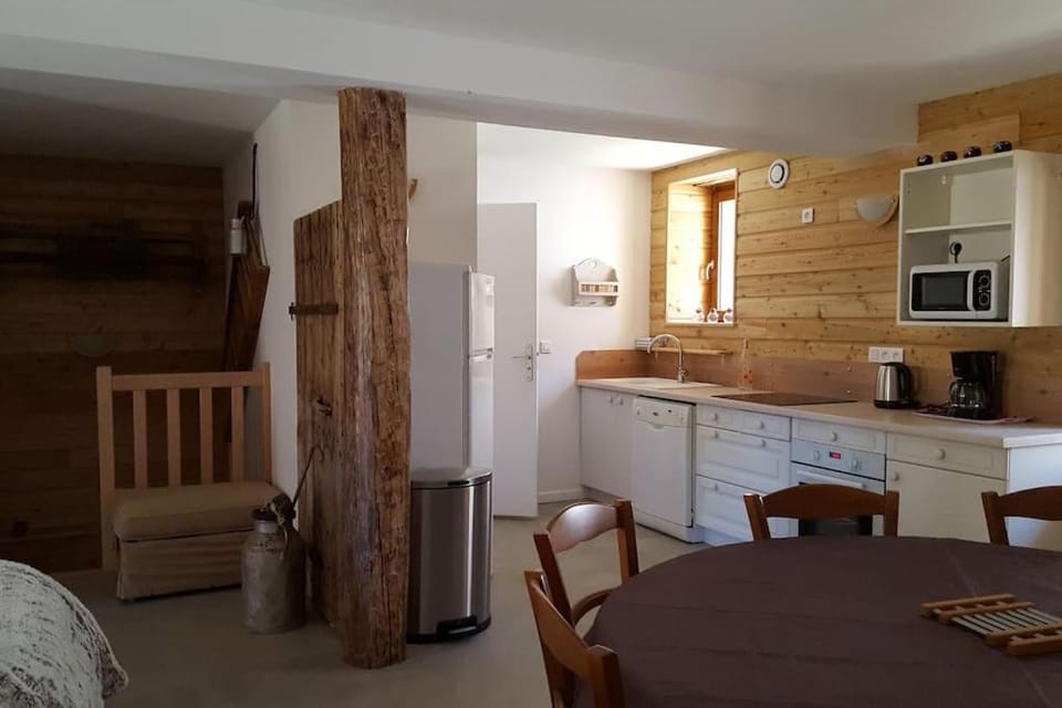 Kitchen or kitchenette, Dining area, minibar, pet friendly, stove, toaster