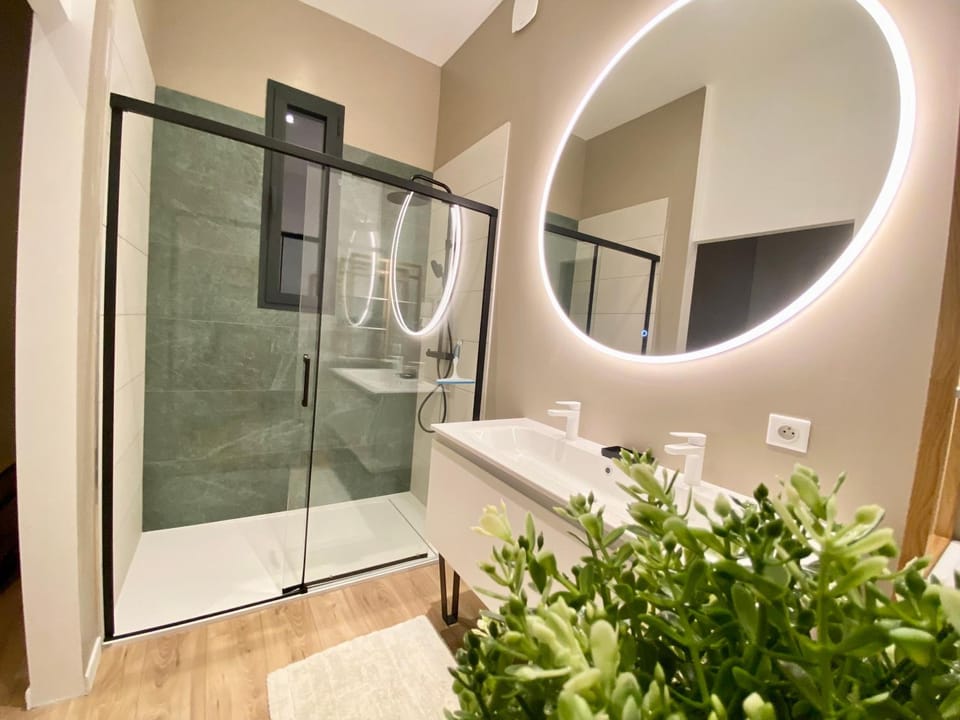 Shower, Bedroom, Guests