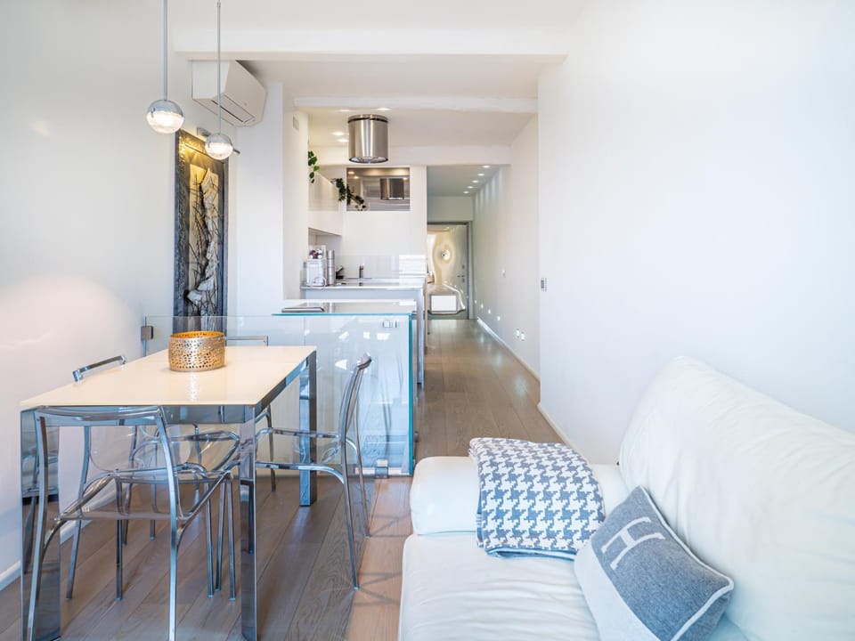 Kitchen or kitchenette, Living room, Seating area, Dining area