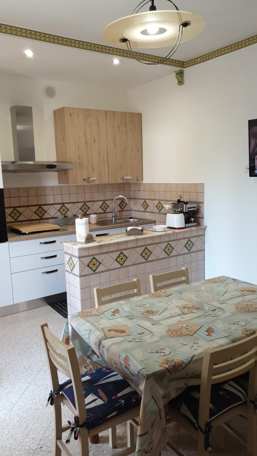 Kitchen or kitchenette, Dining area, stove