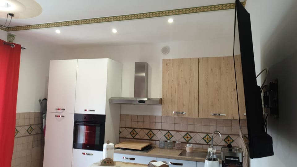 Kitchen or kitchenette, dishwasher, stove