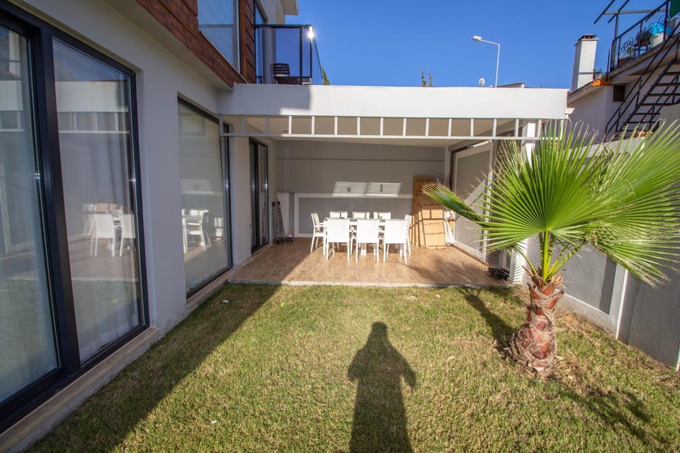 Patio, Garden, Garden, Seating area, Dining area