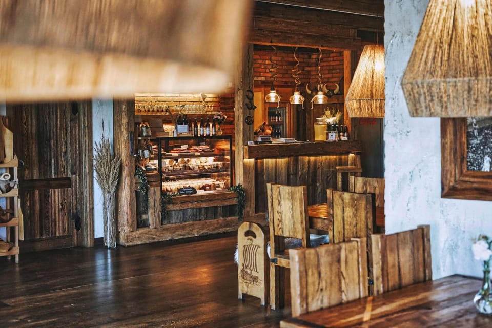 Restaurant/places to eat, Lounge or bar