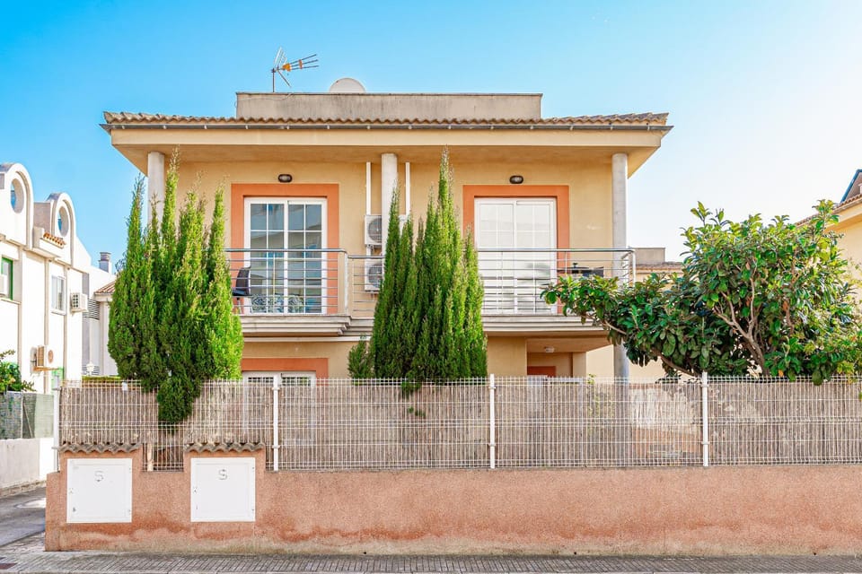 Property building, Facade/entrance, Off site