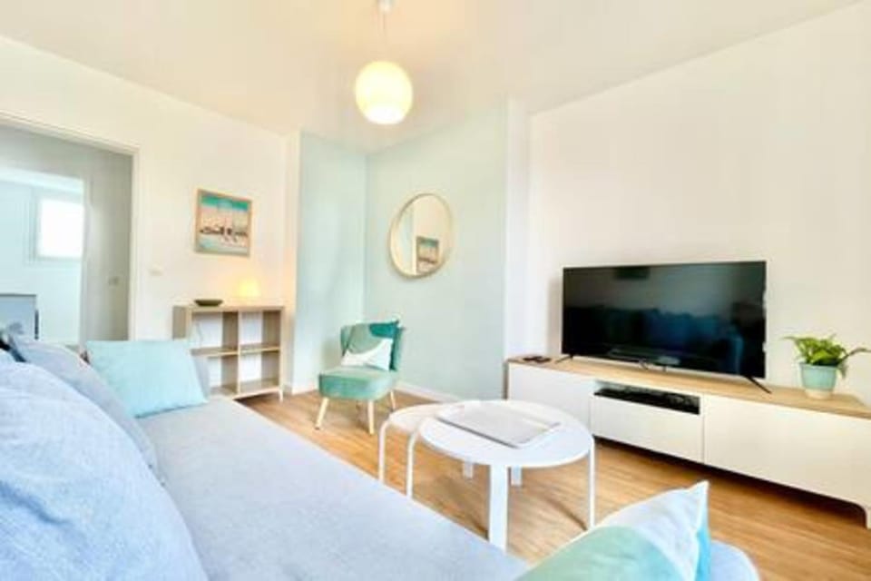 Art Deco I Center I High-Speed Wi-Fi I Bright Apartment in Saint-Nazaire