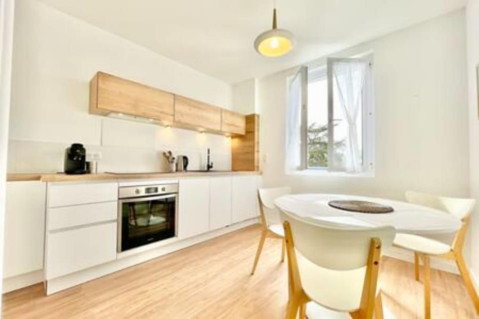 Art Deco I Center I High-Speed Wi-Fi I Bright Apartment in Saint-Nazaire