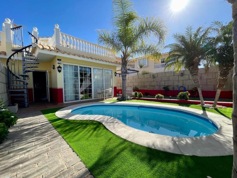 Property building, Garden, Swimming pool