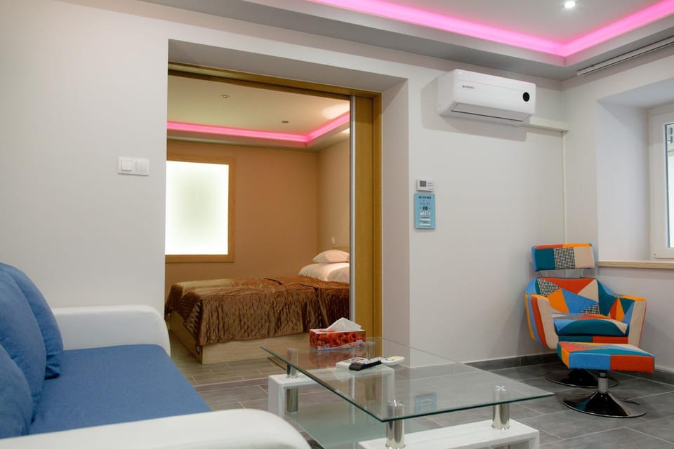 Living room, Seating area