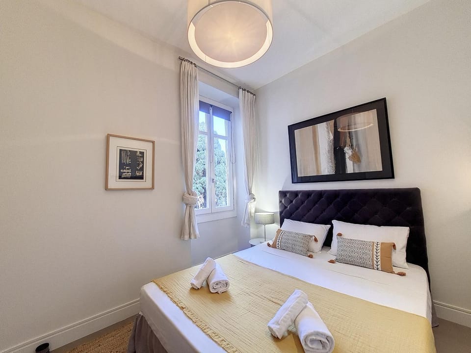 Bed, TV and multimedia, Bedroom