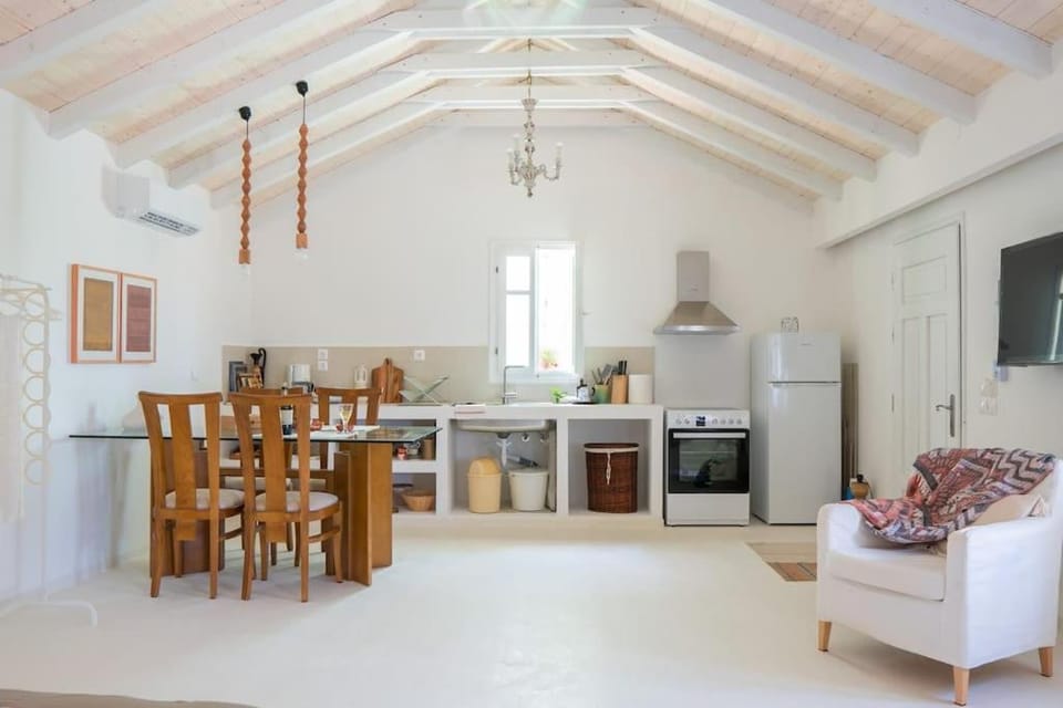 Kitchen or kitchenette, Seating area