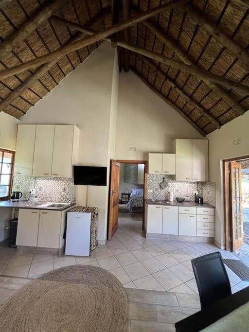 SHONALANGA - Secured cottage in equestrian estate - LOADSHEDDING FREE! Chalet in Gauteng