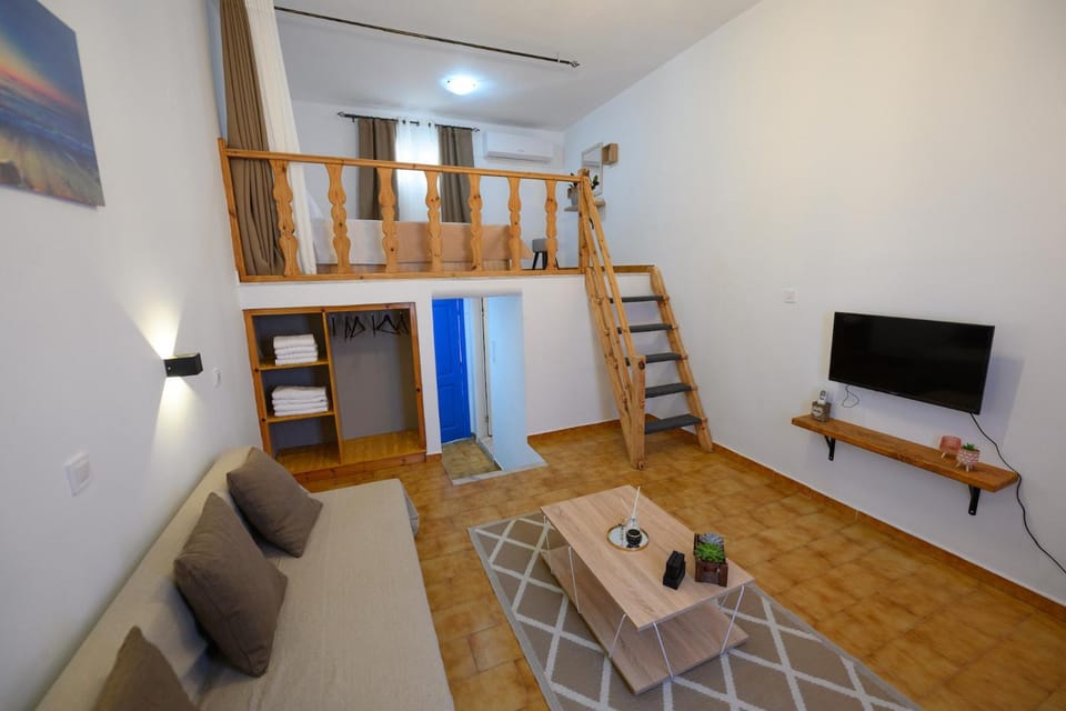 TV and multimedia, Living room, Seating area, Evening entertainment, Bedroom, wardrobe