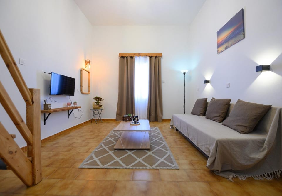 Bed, TV and multimedia, Living room, Photo of the whole room, Seating area, Bedroom