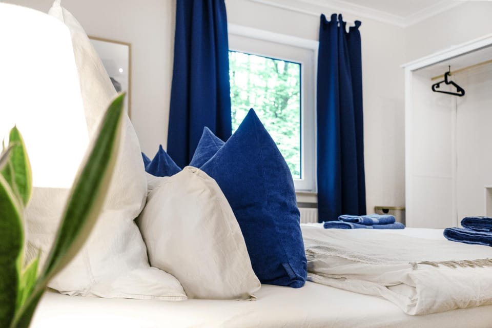 Bed, Photo of the whole room, Decorative detail, Bedroom, wardrobe
