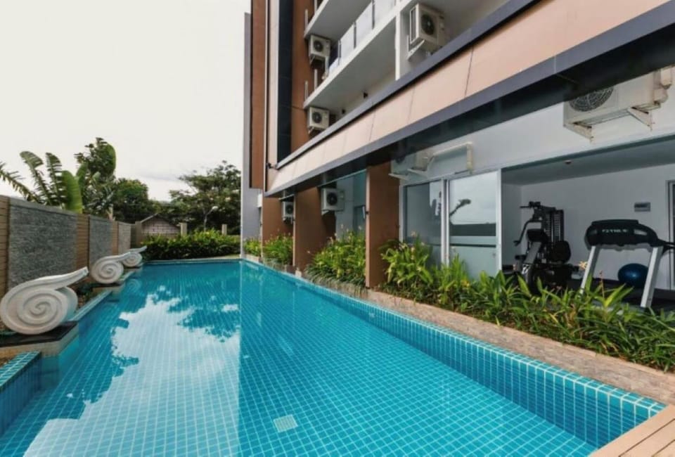 Swimming pool, sunbed
