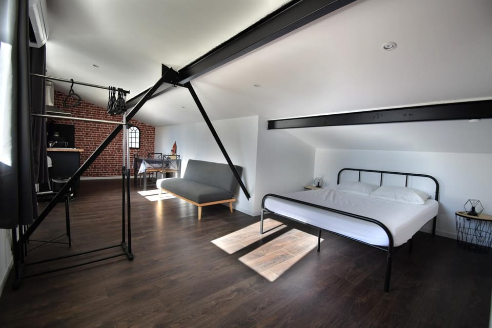 Studio industriel à 50 m de la plage et du port Apartment in Mèze