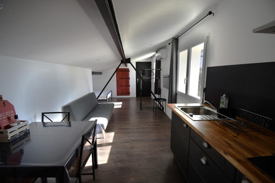 Studio industriel à 50 m de la plage et du port Apartment in Mèze