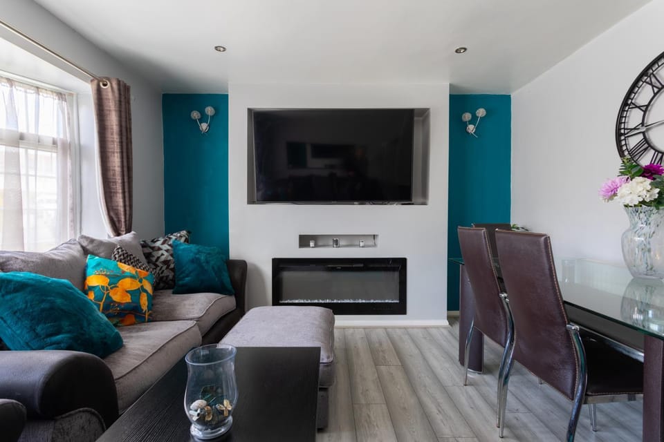 TV and multimedia, Living room, Seating area, Dining area