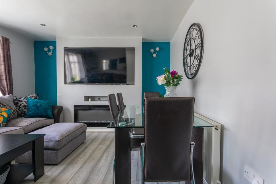 TV and multimedia, Living room, Photo of the whole room, Seating area, Dining area, flat iron