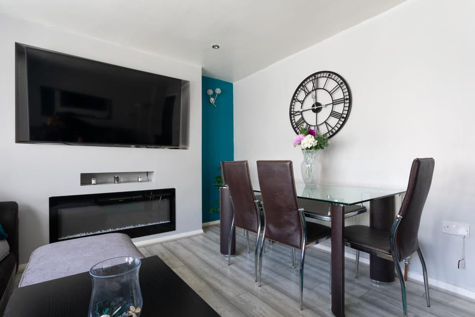 TV and multimedia, Living room, Seating area, Dining area
