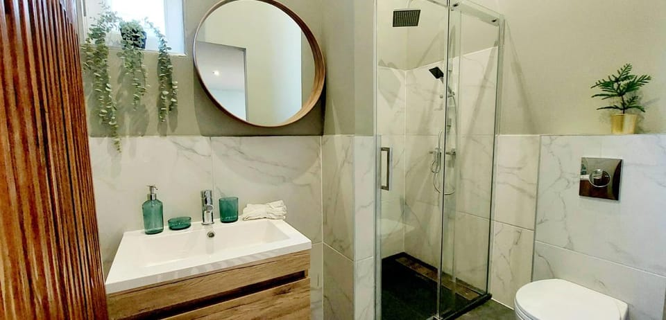 Shower, Toilet, Bathroom, towels
