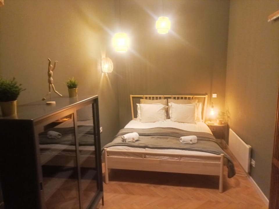 Bed, Bedroom, towels