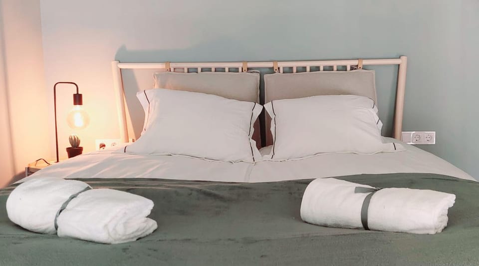 Bed, Bedroom, towels
