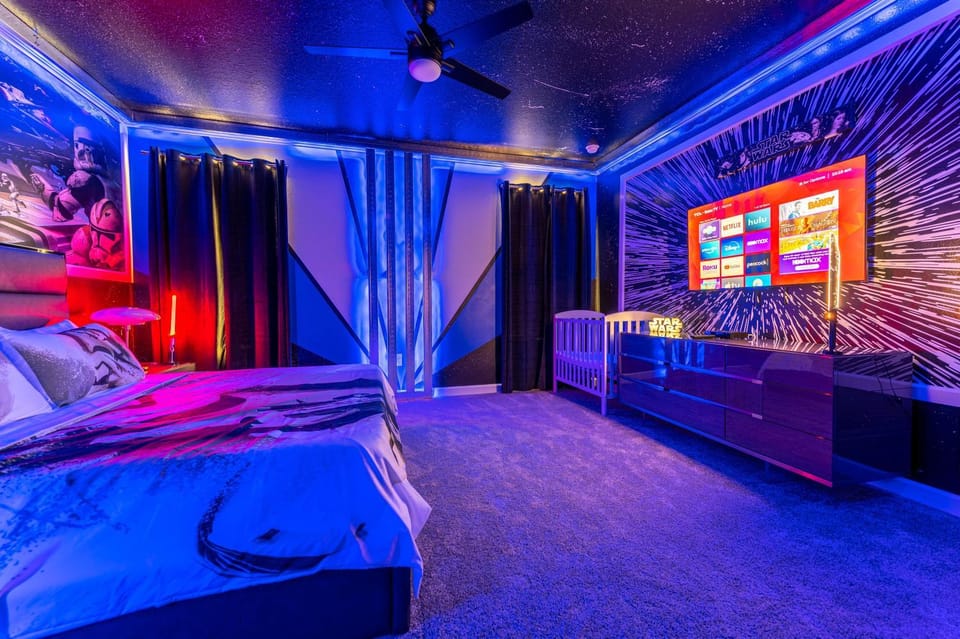 Bed, TV and multimedia, Photo of the whole room, Bedroom