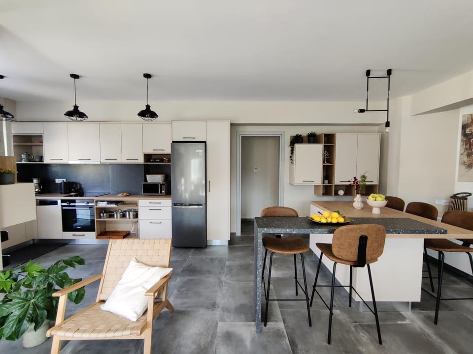 Kitchen or kitchenette, Living room, Seating area, Dining area