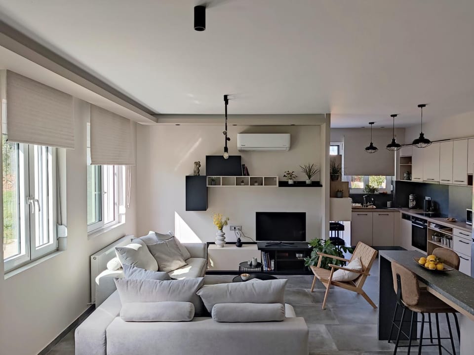 TV and multimedia, Kitchen or kitchenette, Living room, Seating area, Dining area