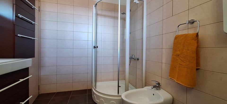 Shower, Toilet, Bathroom, towels