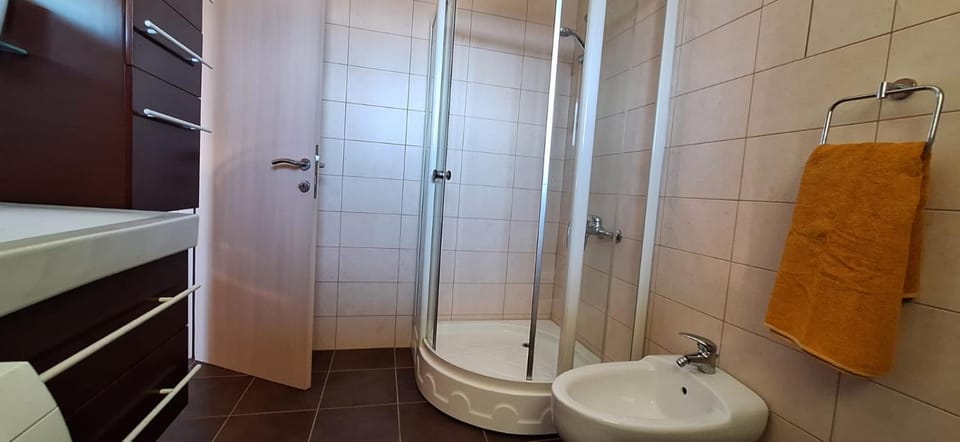 Toilet, Bathroom, towels
