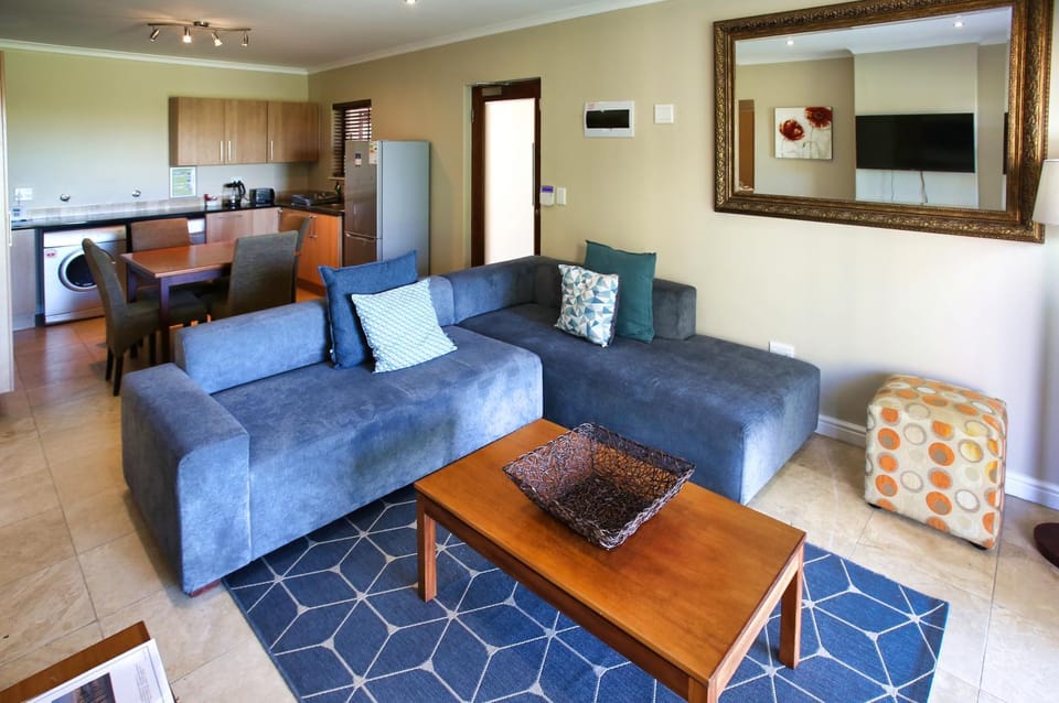 Kitchen or kitchenette, Living room, Dining area, minibar