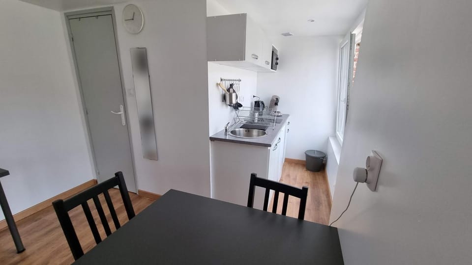 Kitchen or kitchenette, Dining area, minibar, stove