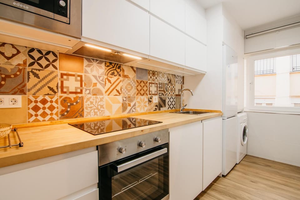 Kitchen or kitchenette, minibar, stove