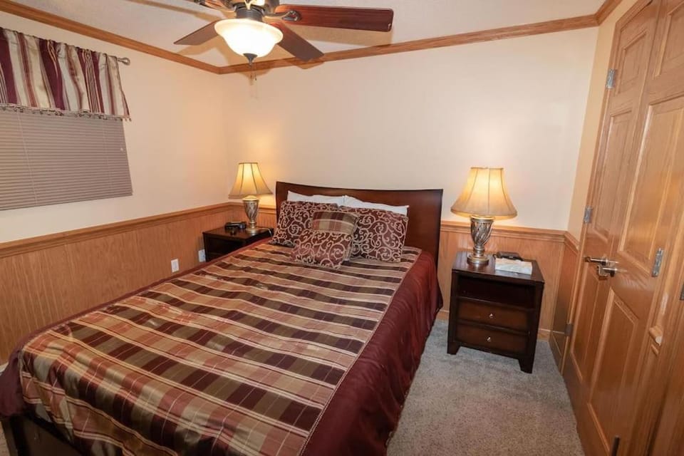 Bed, Photo of the whole room, Bedroom, fireplace, wardrobe