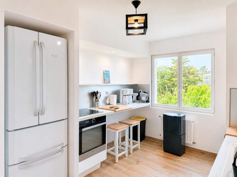 Coffee/tea facilities, oven, stove, kitchen