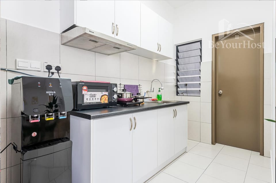 Kitchen or kitchenette, minibar, stove