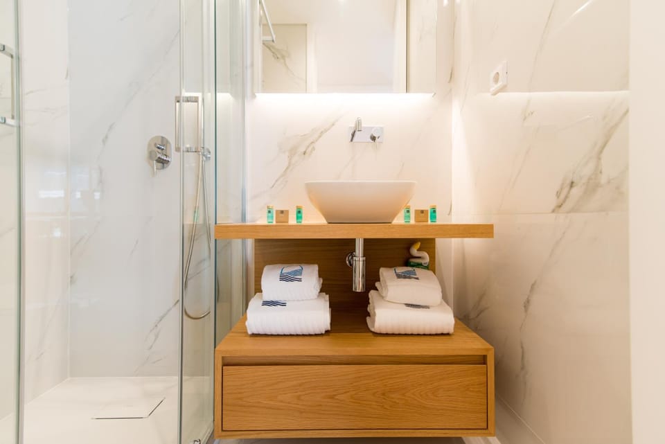Shower, Bathroom, towels