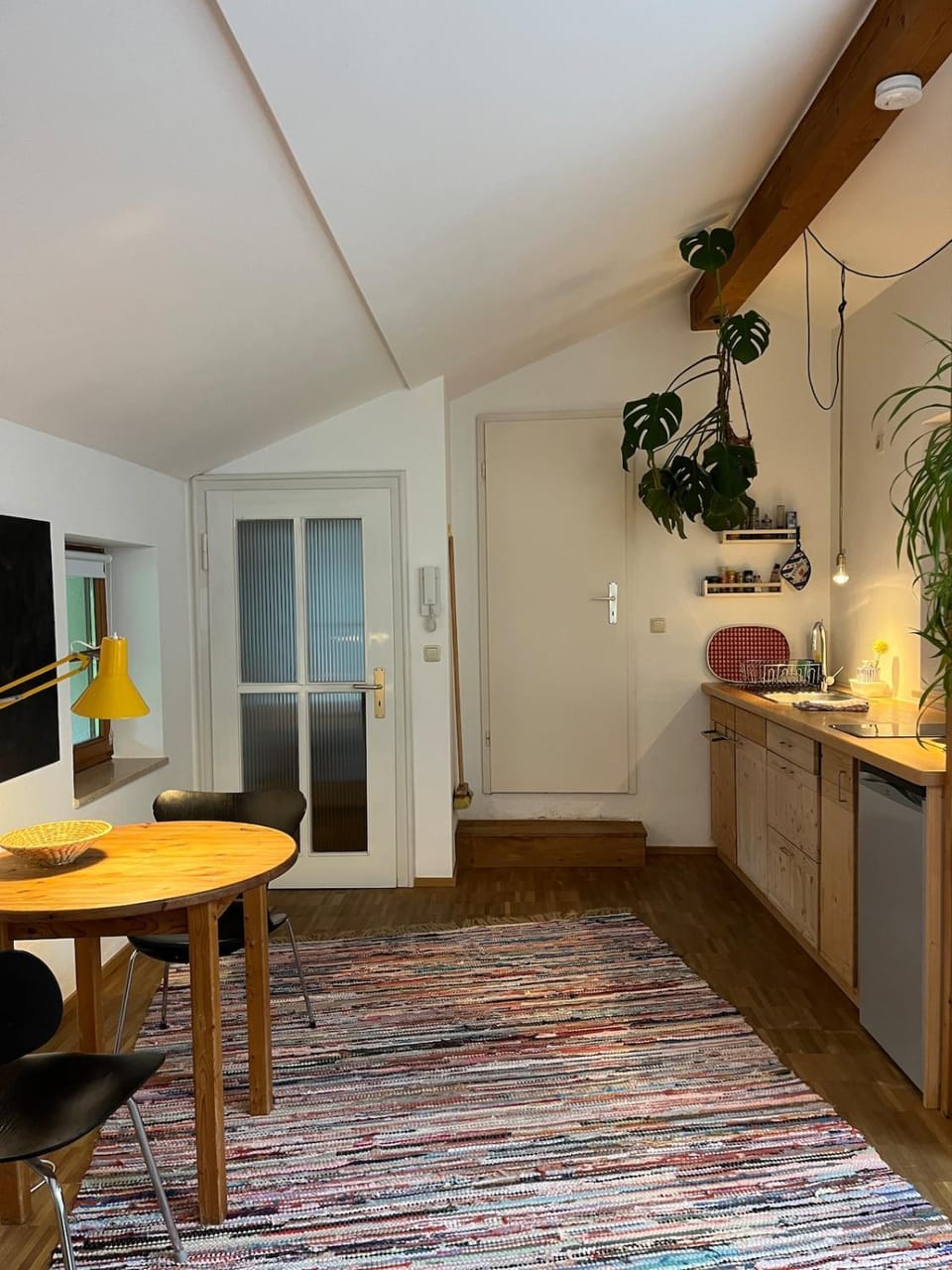 Kitchen or kitchenette, Dining area