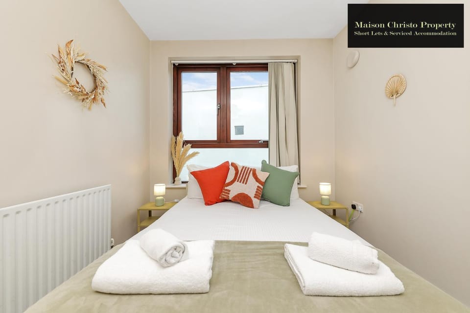 Bed, Photo of the whole room, Bedroom, internet, towels