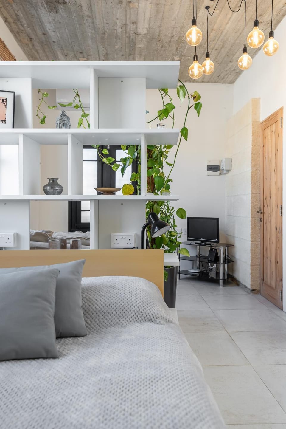 Bed, TV and multimedia, Bedroom