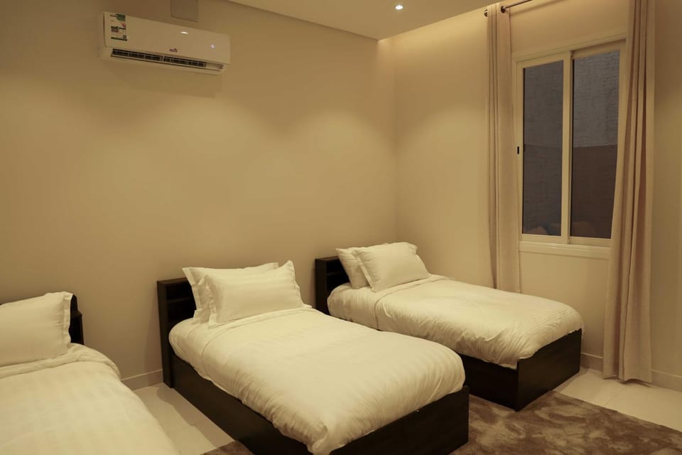 Bed, Photo of the whole room, Bedroom, air conditioner