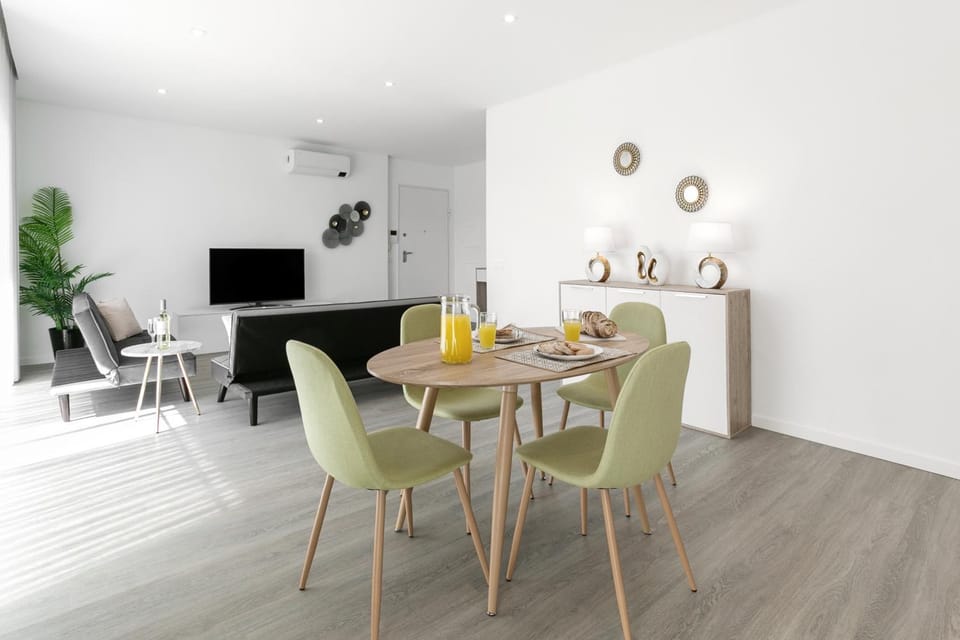 TV and multimedia, Seating area, air conditioner