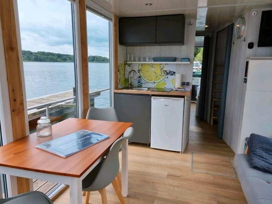 Natural landscape, View (from property/room), Kitchen or kitchenette, Dining area, Lake view, River view, oven, stove