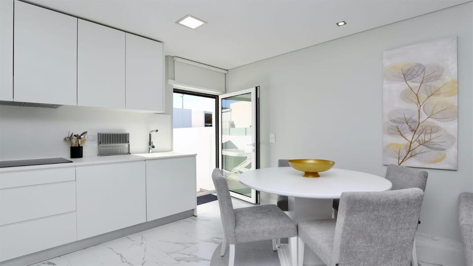 Kitchen or kitchenette, Dining area